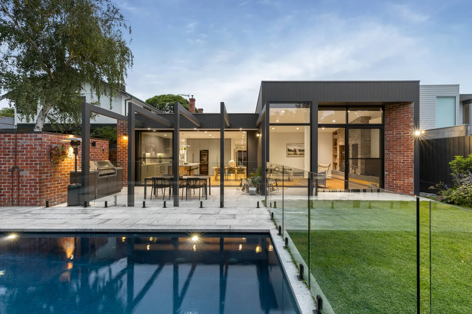 4 CLONARD AVENUE, ELSTERNWICK